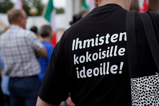 ihmisten kokoisille ideoille teksti paidassa