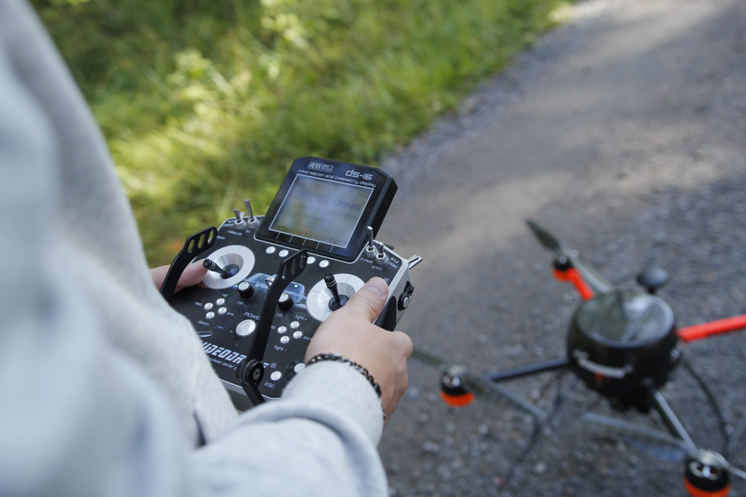 Drone ja sen ohjauslaitteisto