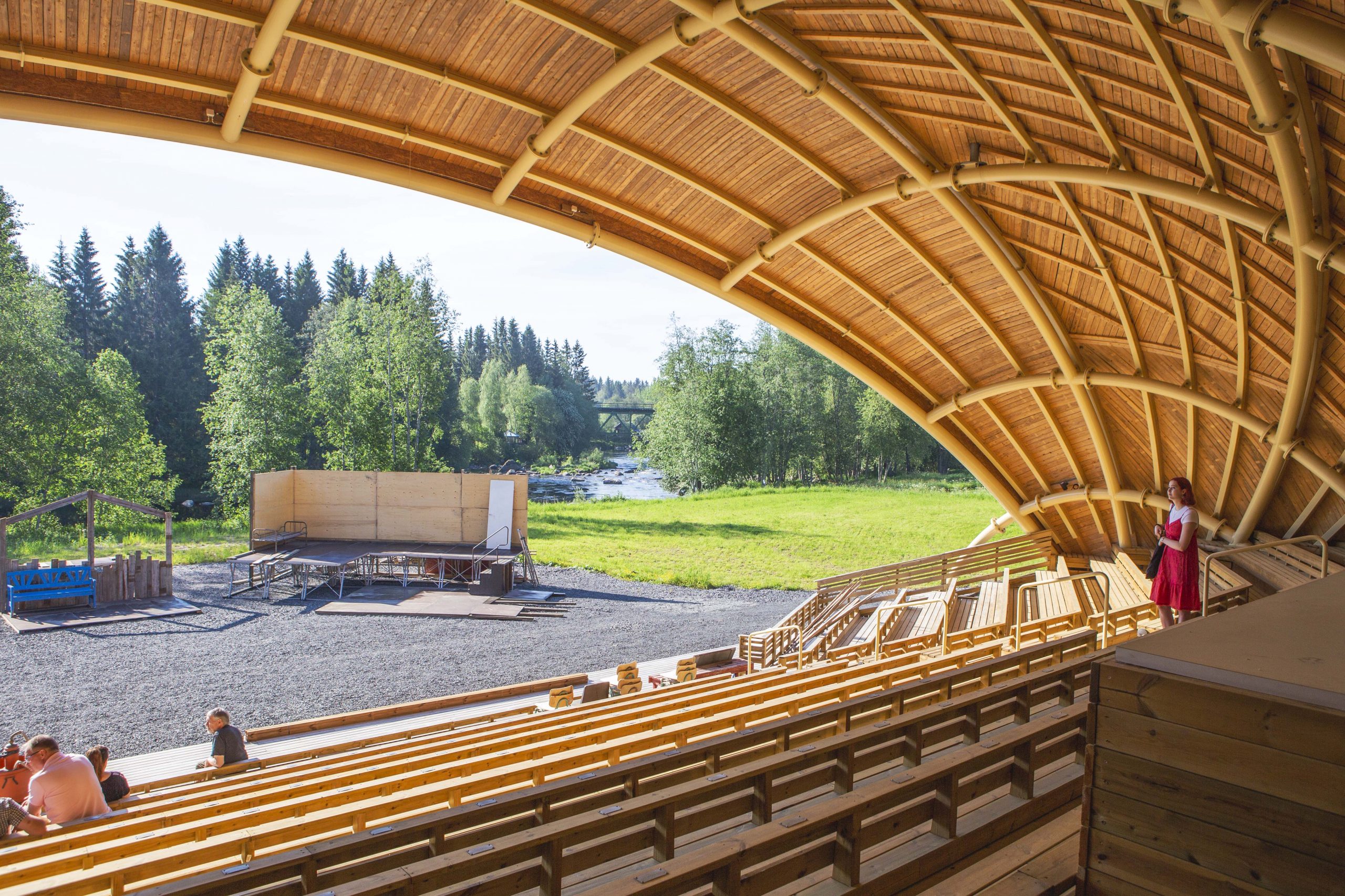 näkymää Veneskosken kesäteatterin katsomosta