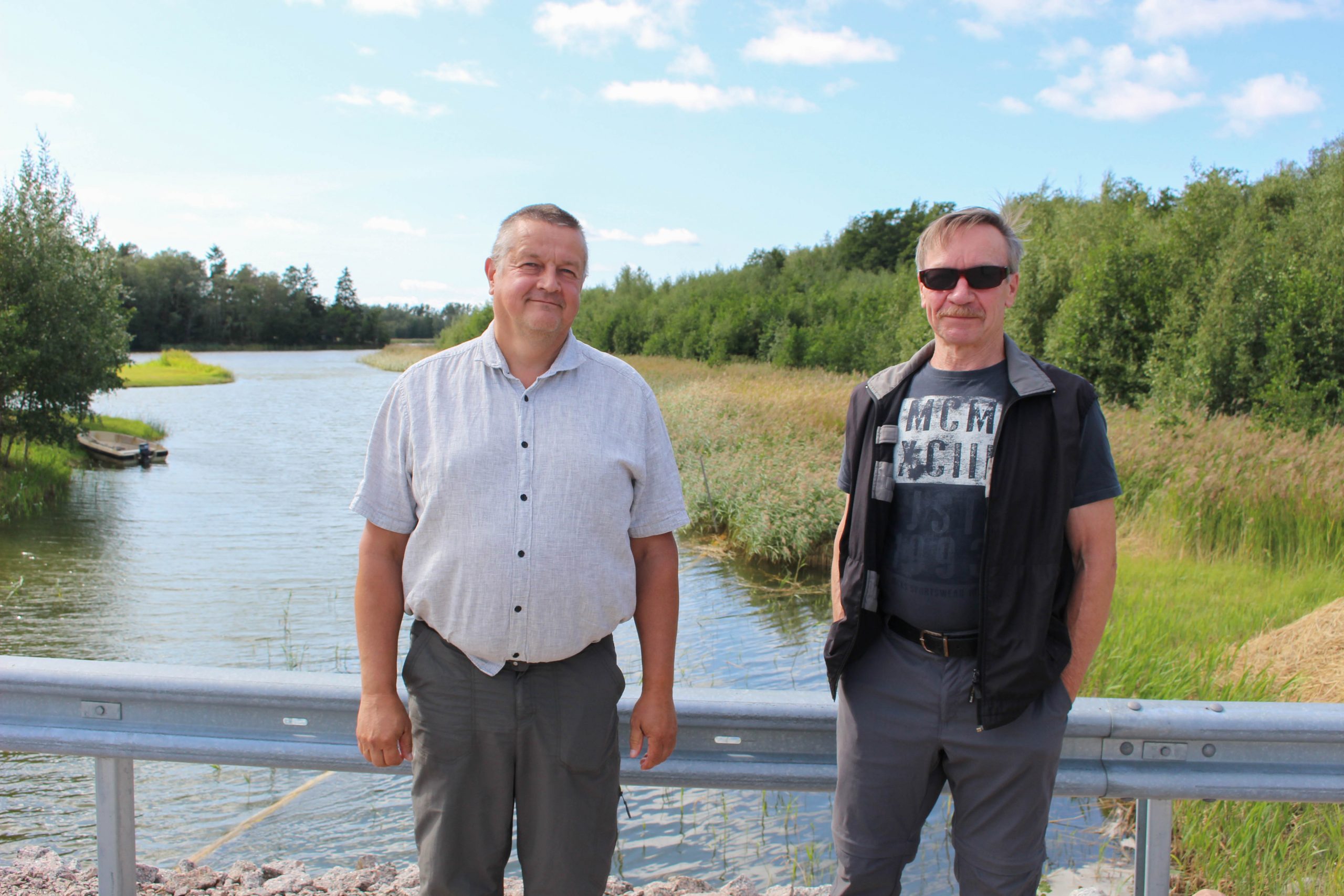 Timo Tuina (vas.) ja Heikki Mäntsälä Haavaisten vesiensuojeluyhistyksestä